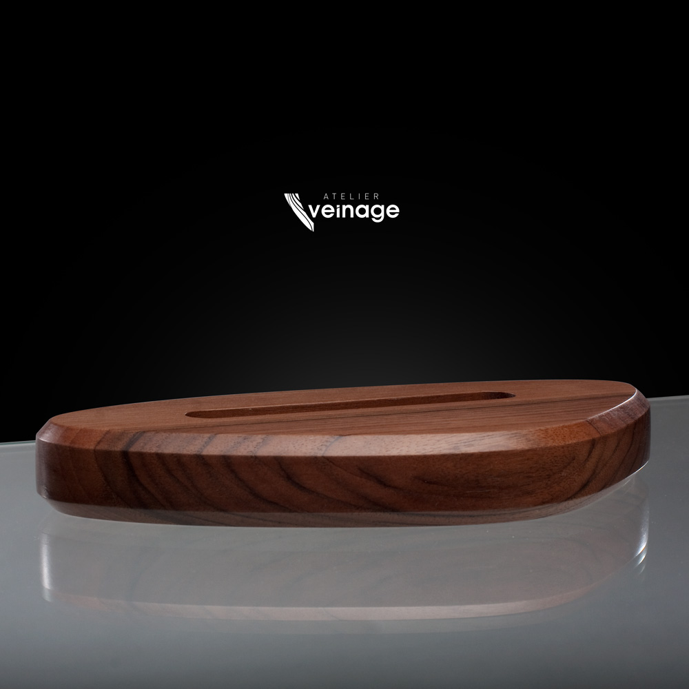 Smart-Galet Design de bois noble en Noyer - Gros plan sur le veinage du support de téléphone