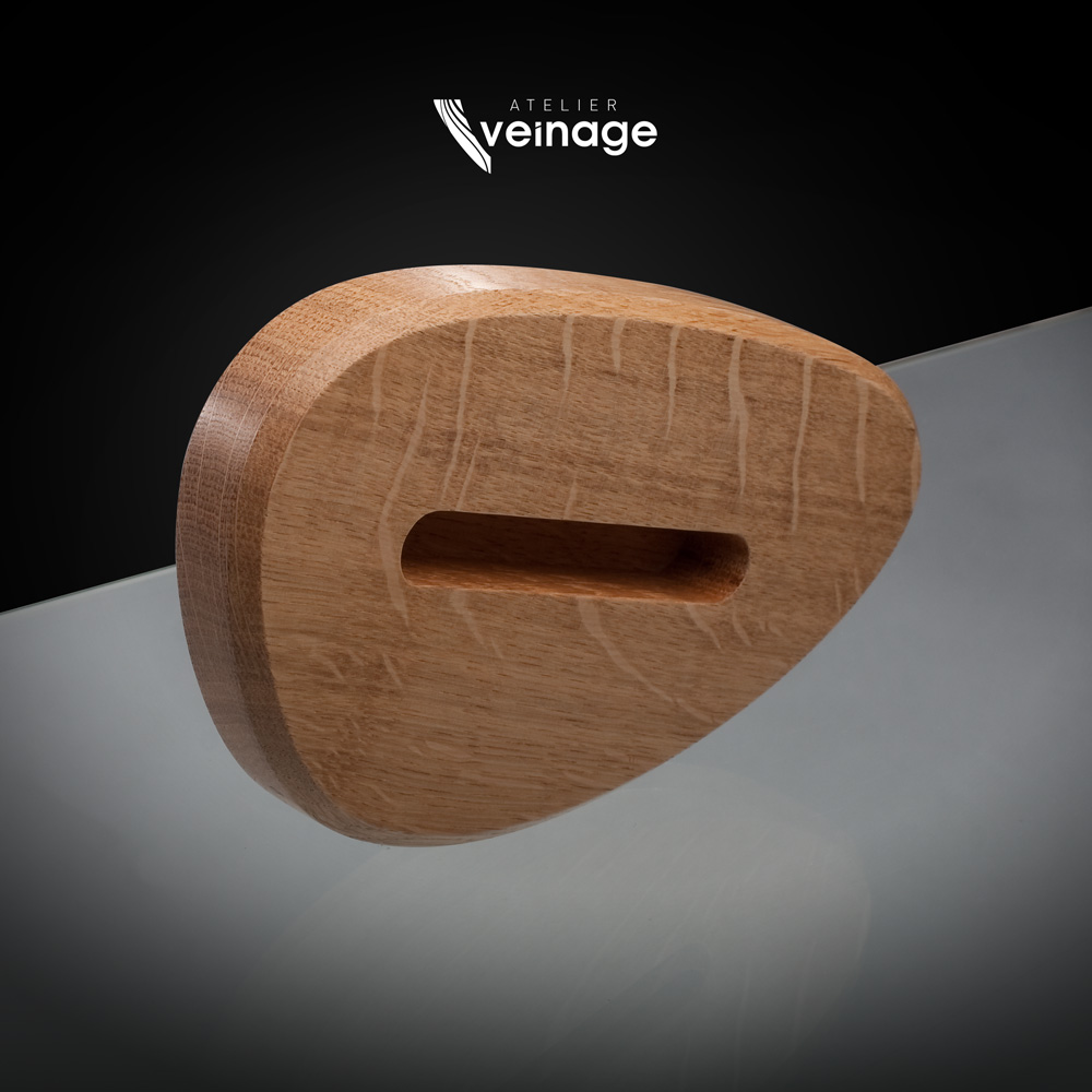 Stand pour smartphone de créateur en bois de Chêne - Détail de la maille et du veinage graphique avec marbrures