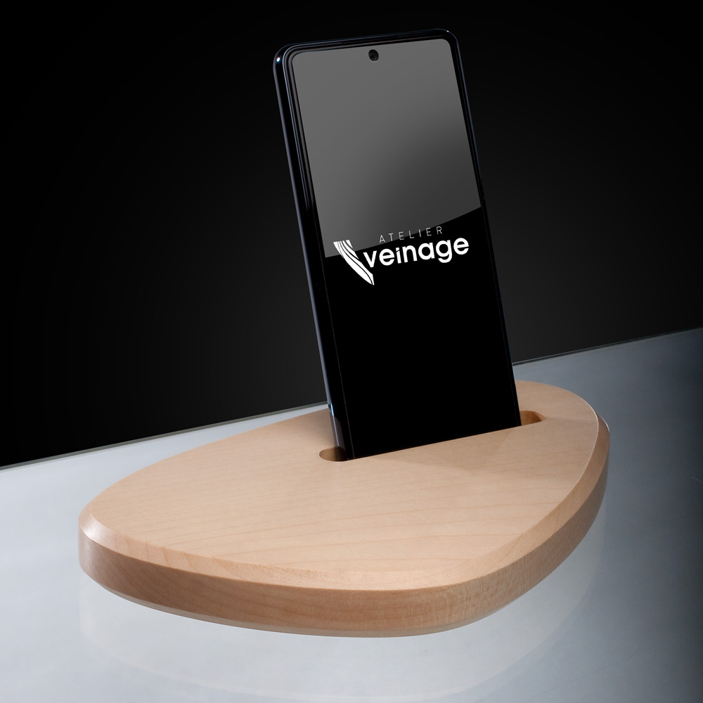 Support de téléphone moderne et design en bois clair d'Erable - Smart-Galet -Atelier Veinage